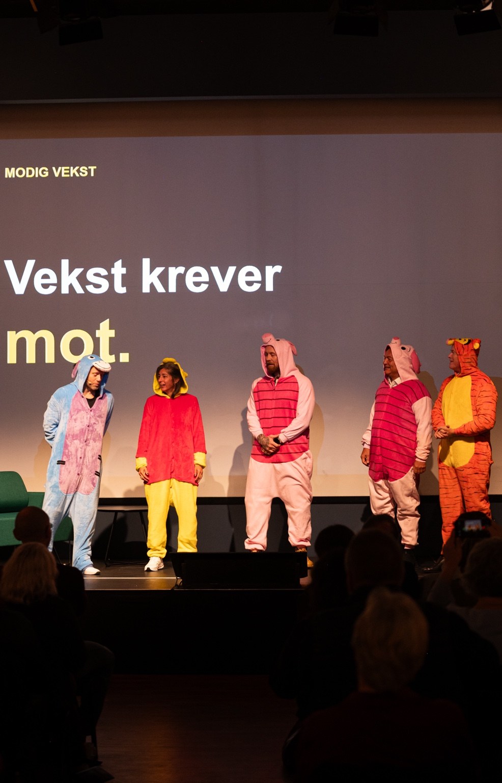 Mot på scenen