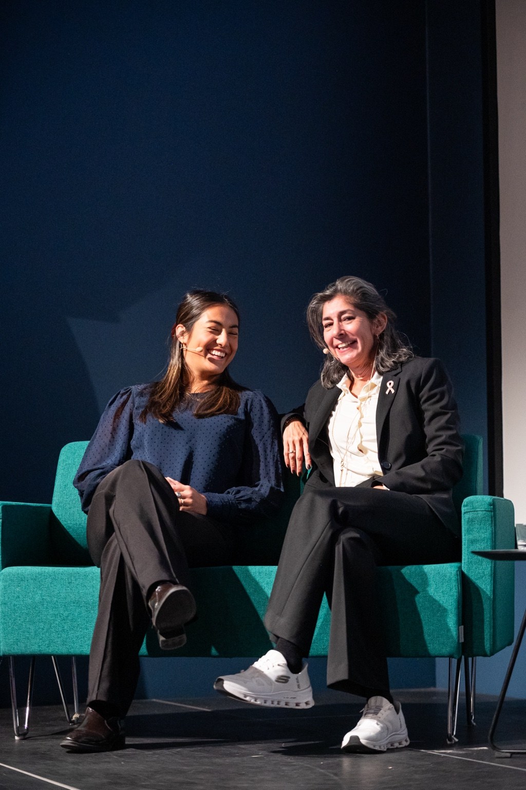 Nora Hall og Michelle Opshaug i en smilende samtale på scenen